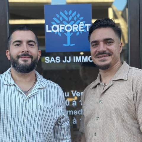 Jérémy & Jordan, deux agents commerciaux devenus chefs d'entreprise, devant leur agence