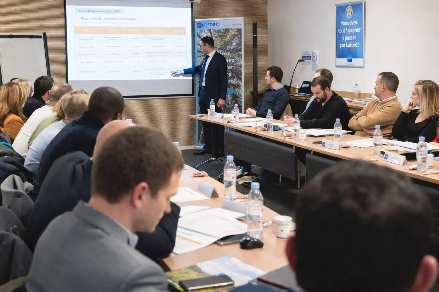 Salle de réunion Laforêt avec l'ensemble des collaborateurs formés lors d'une formation